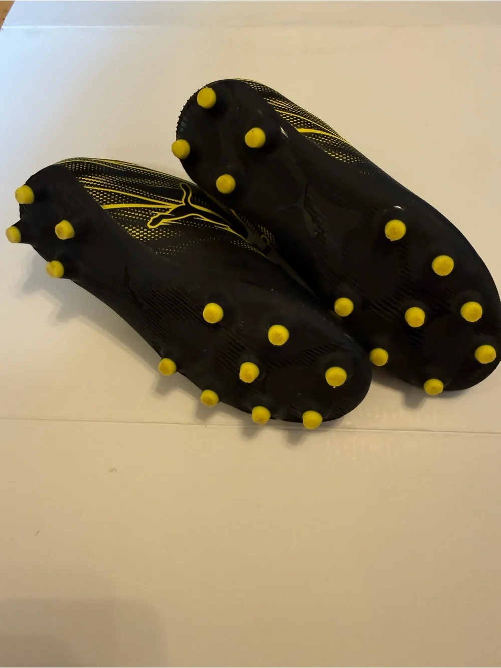Puma Kids Black and Yellow Soccer Sneakers Size Boys 13